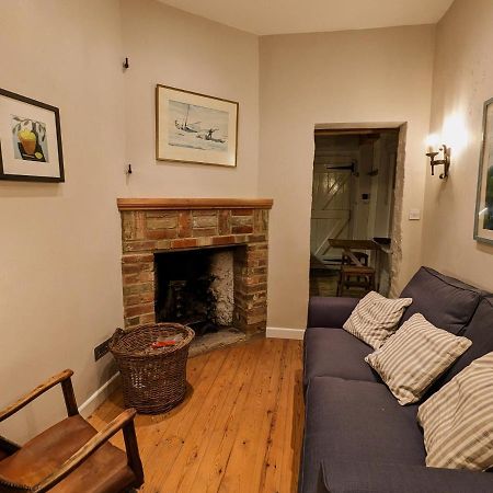 The Lookout: Cosy Compact Cottage Totland  Exterior photo