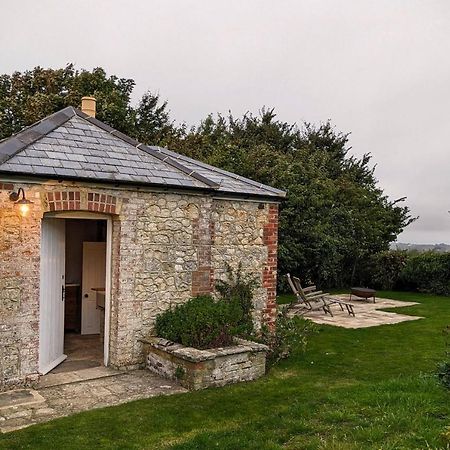 The Lookout: Cosy Compact Cottage Totland  Exterior photo