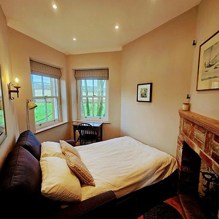 The Lookout: Cosy Compact Cottage Totland  Exterior photo