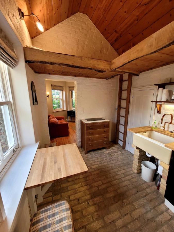 The Lookout: Cosy Compact Cottage Totland  Exterior photo