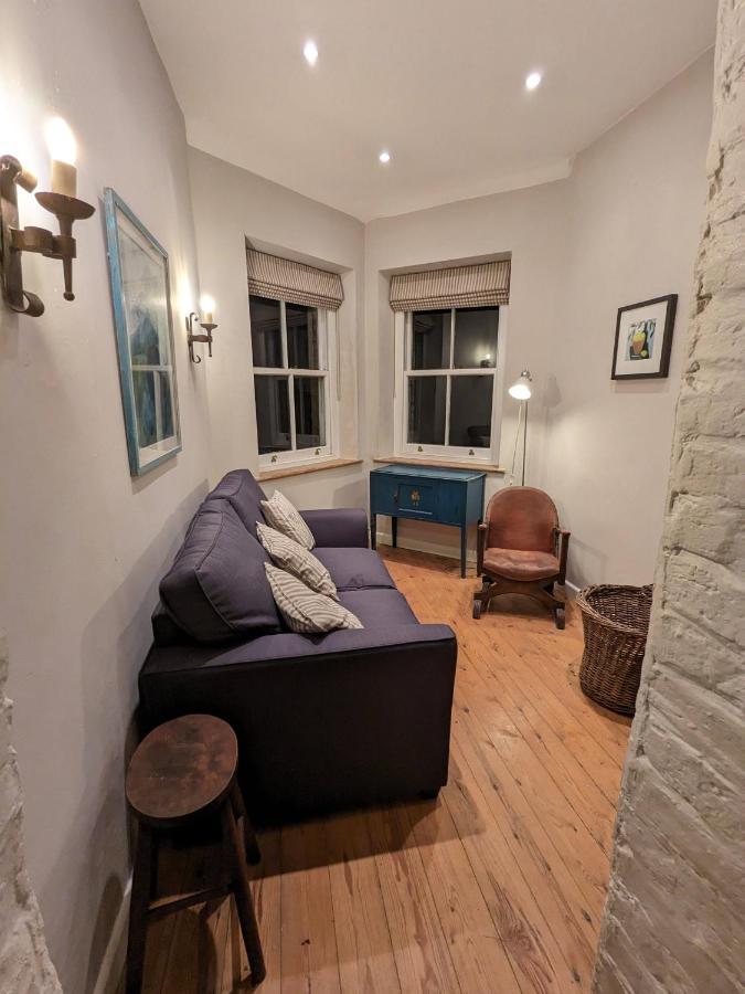 The Lookout: Cosy Compact Cottage Totland  Exterior photo