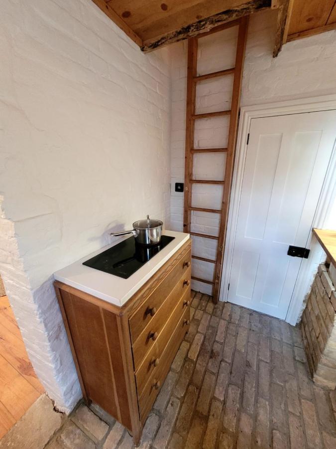 The Lookout: Cosy Compact Cottage Totland  Exterior photo
