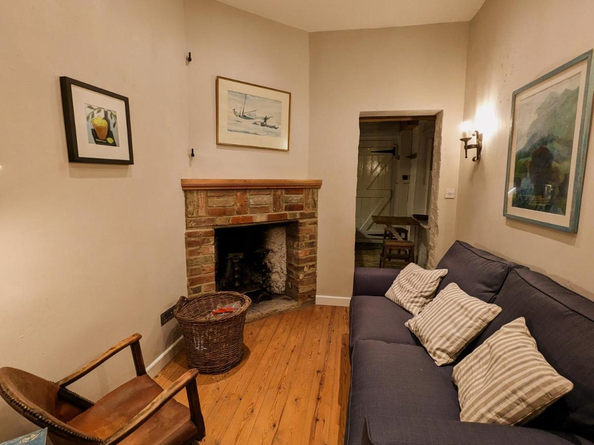 The Lookout: Cosy Compact Cottage Totland  Exterior photo