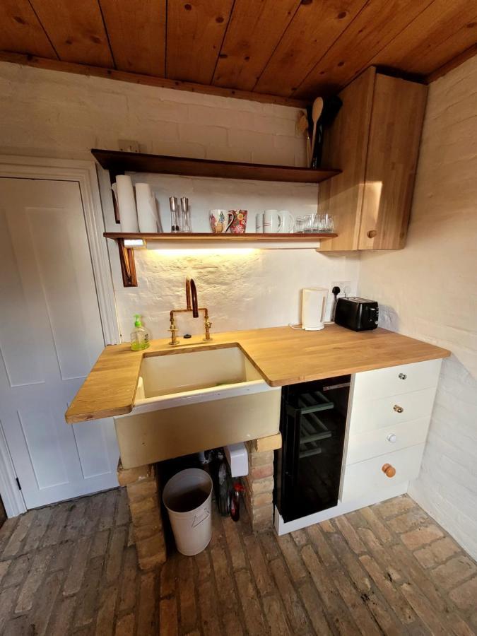 The Lookout: Cosy Compact Cottage Totland  Exterior photo