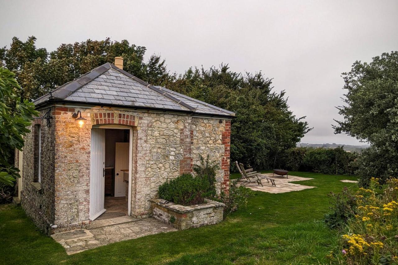 The Lookout: Cosy Compact Cottage Totland  Exterior photo