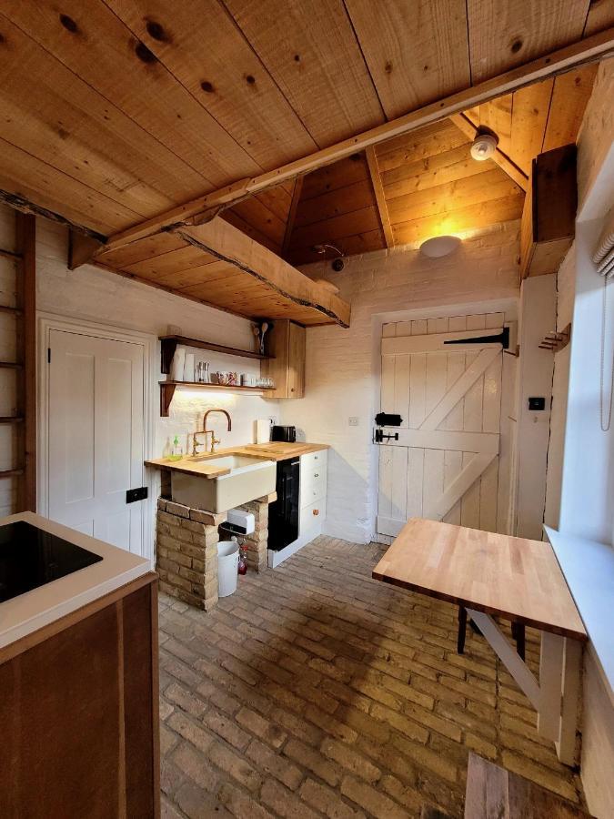 The Lookout: Cosy Compact Cottage Totland  Exterior photo