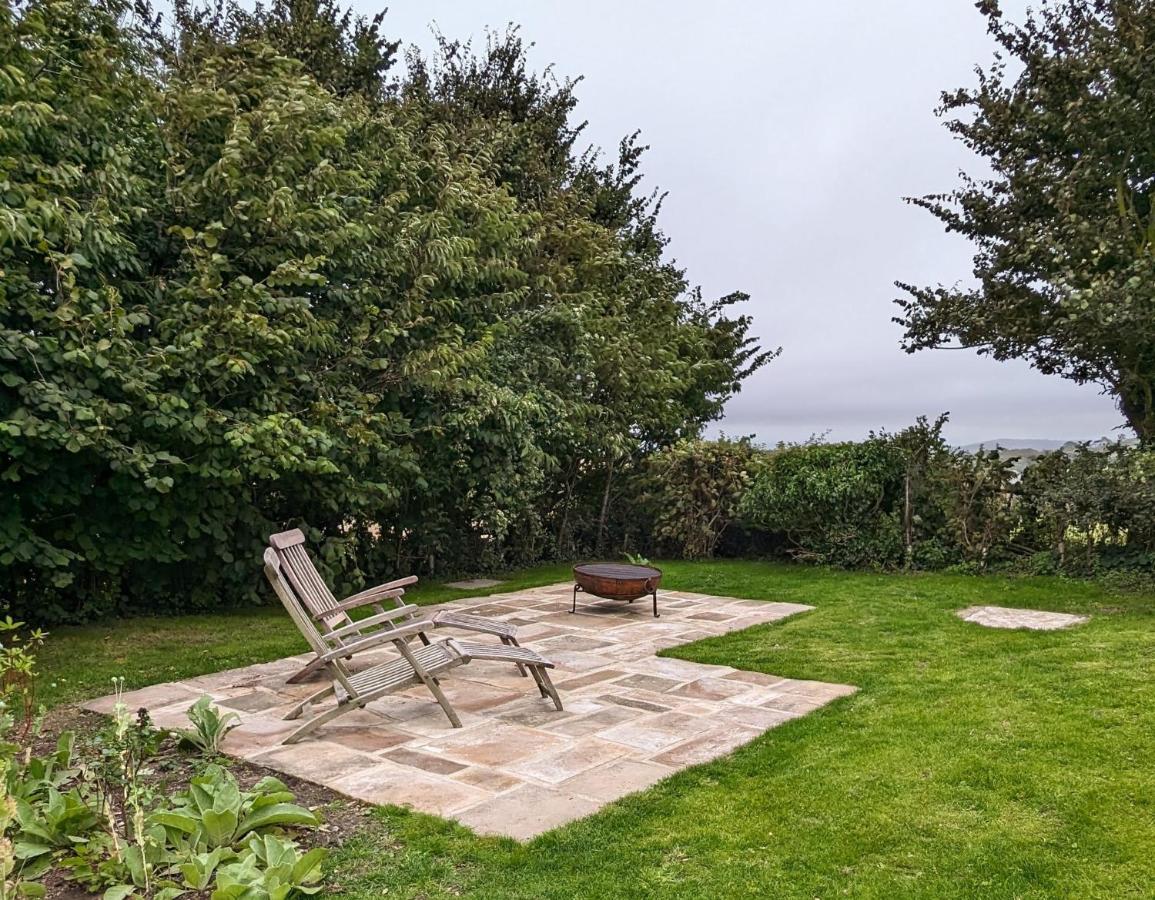 The Lookout: Cosy Compact Cottage Totland  Exterior photo