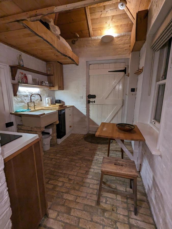 The Lookout: Cosy Compact Cottage Totland  Exterior photo