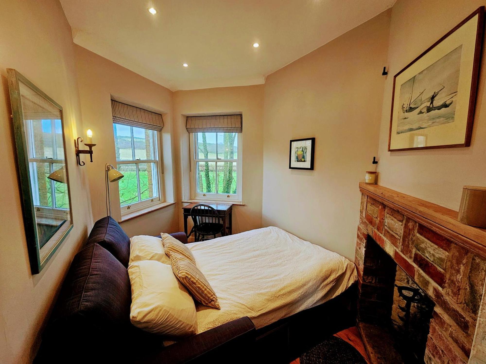 The Lookout: Cosy Compact Cottage Totland  Exterior photo